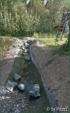 Bachlauf-Schotterwand roh