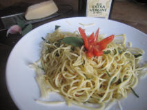 Spaghetti con salvei, aglio, olio, parmi