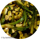 Die Hostas werden mit Tofu zusammen in Sojasosse mariniert und danach gebrätelt.